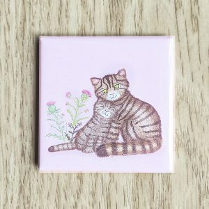 Square magnet with a cute Scottish wildcat and kitten on a lilac background.